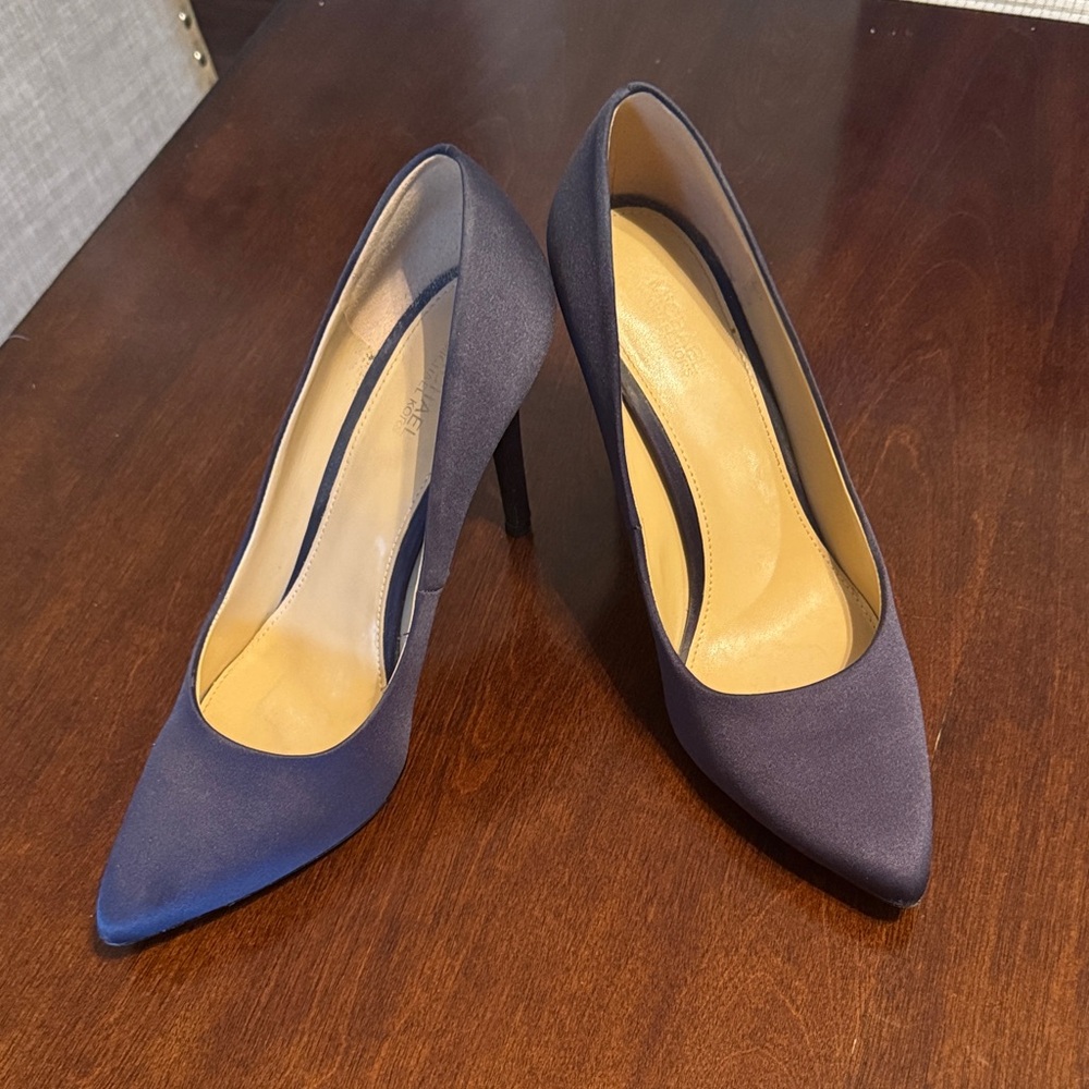 Classic Pointed-Toe Women's Pumps in Navy